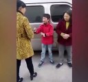 Küçük çocuk sokak ortasında annesini böyle dövdü