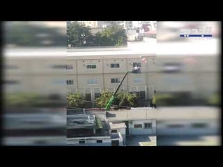 طلاب متظاهرون في طرابلس يستقدمون رافعة لإخراج التلامذة من صفوفهم