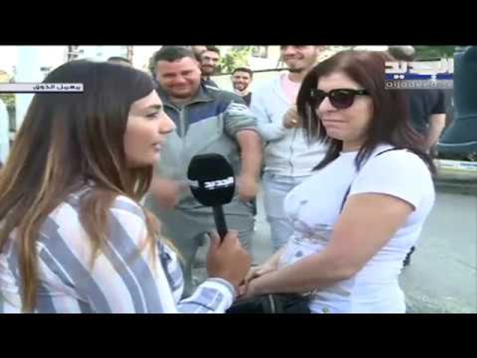 موظفة في معمل الذوق تنضم الى المتظاهرين... "لا...