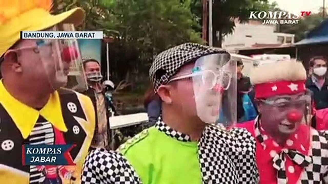 Badut di Cimahi Sosialisasikan Prokes Sambil Bagikan Takjil