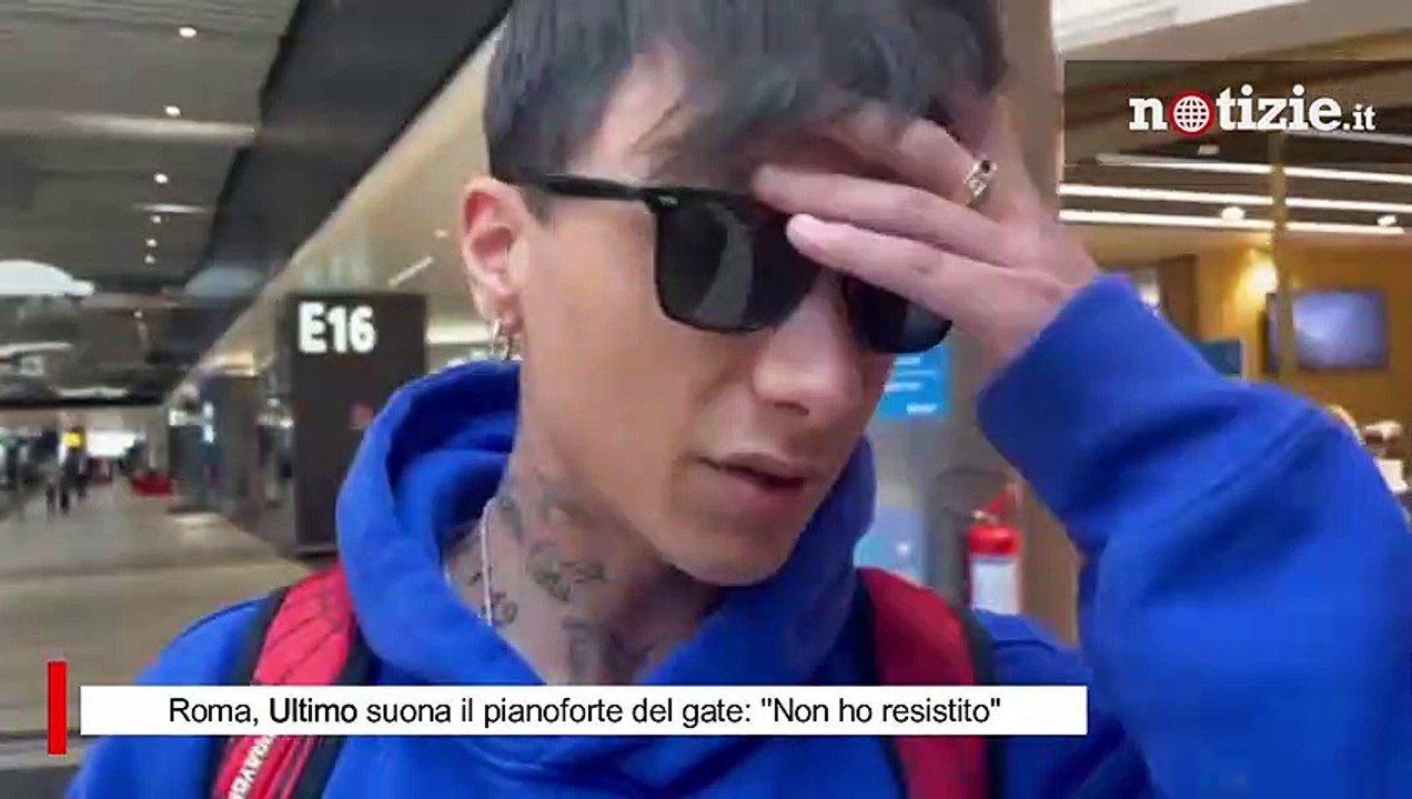 Roma, Ultimo suona il pianoforte del gate in aeroporto il cantante