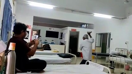 इंदौर: कोरोना को हराकर डिस्चार्ज होने की खुशी में बुजुर्ग ने किया डांस