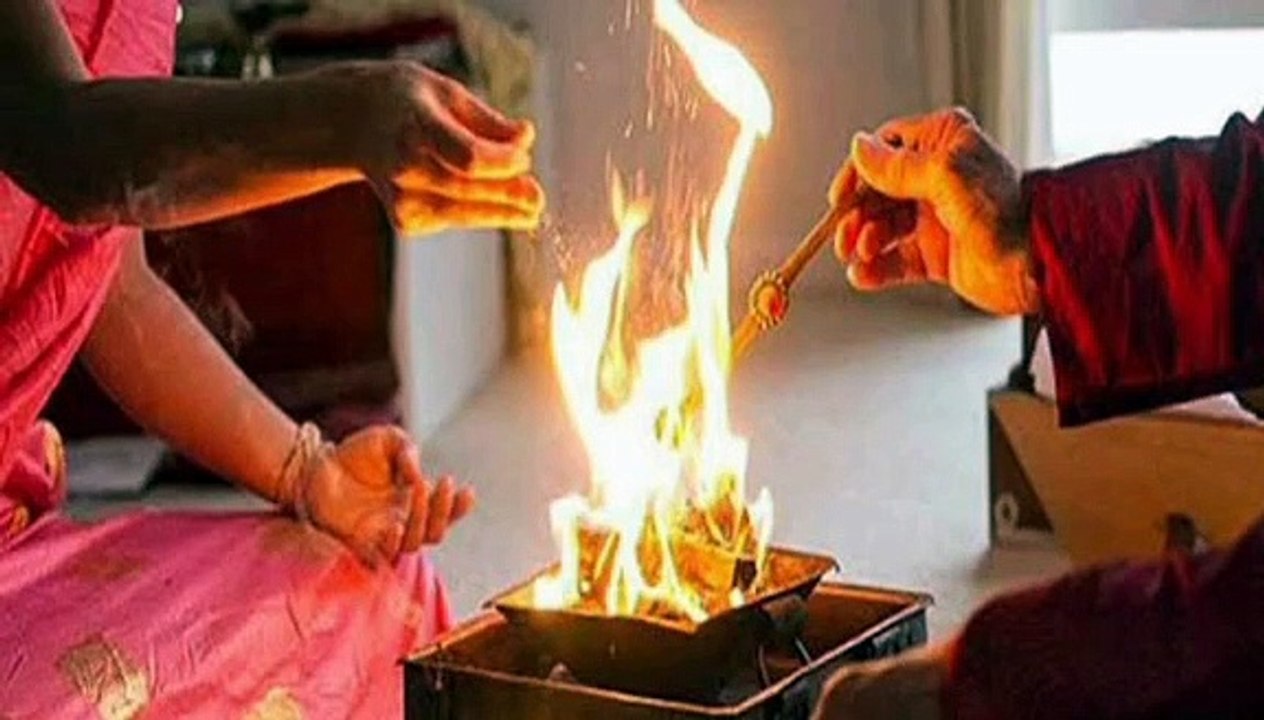 कोरोना संक्रमण प्रभावित क्षेत्र में माता पूजन के लिए पहुंच रहे दूल्हा दुल्हन