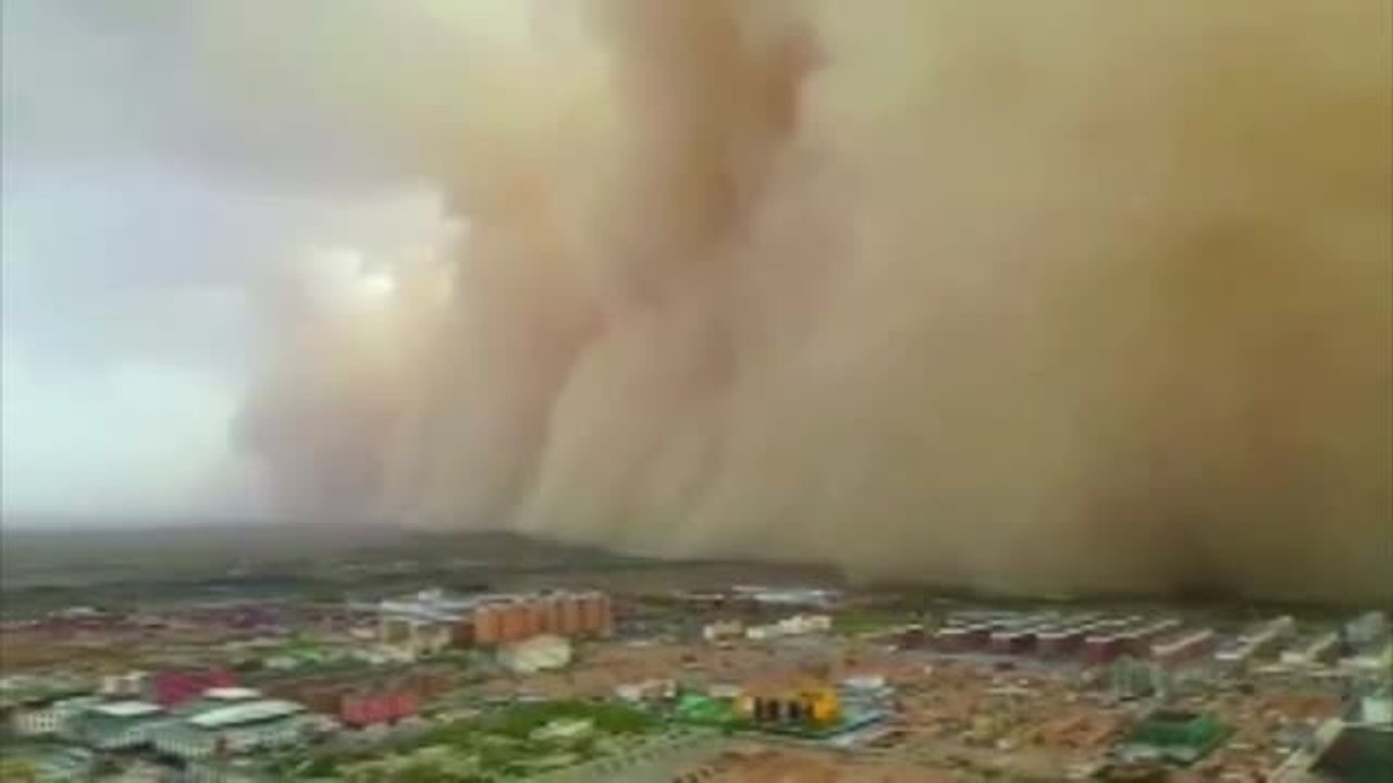Una tormenta de arena del Gobi avanza por Mongolia interior