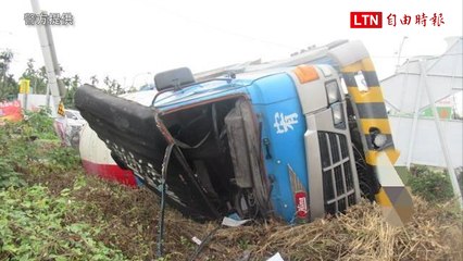 台88快速道路交流道往台1線 水泥預拌車撞紅綠燈號誌桿翻覆 (警方提供)