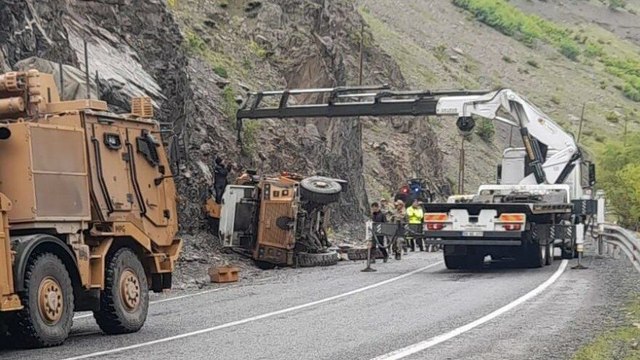 Hakkari-Van yolunda askeri araç devrildi 3 asker yaralı