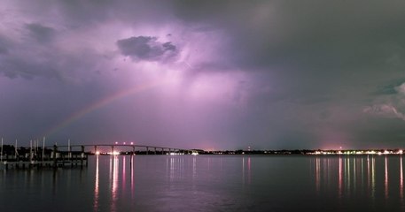 Ce photographe a immortalisé la rencontre en un arc-en-ciel et la foudre en pleine nuit