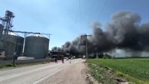 (Drone) - Geri dönüşüm fabrikasının deposunda çıkan yangına müdahale ediliyor