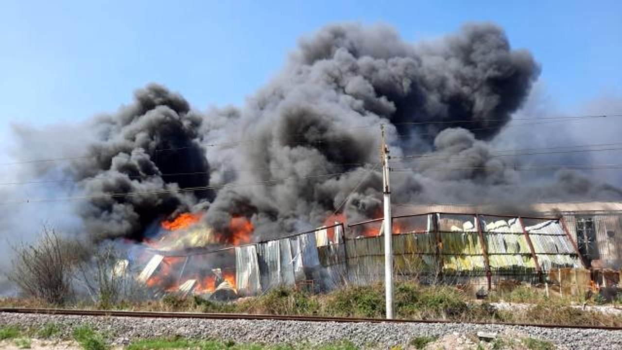 Osmaniye'de geri dönüşüm fabrikasında yangın... İtfaiye ekiplerinin müdahalesi devam ediyor