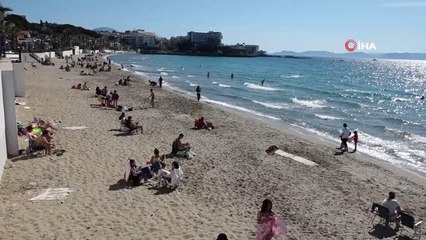 Kuşadası'nda vatandaşlar plaja akın etti