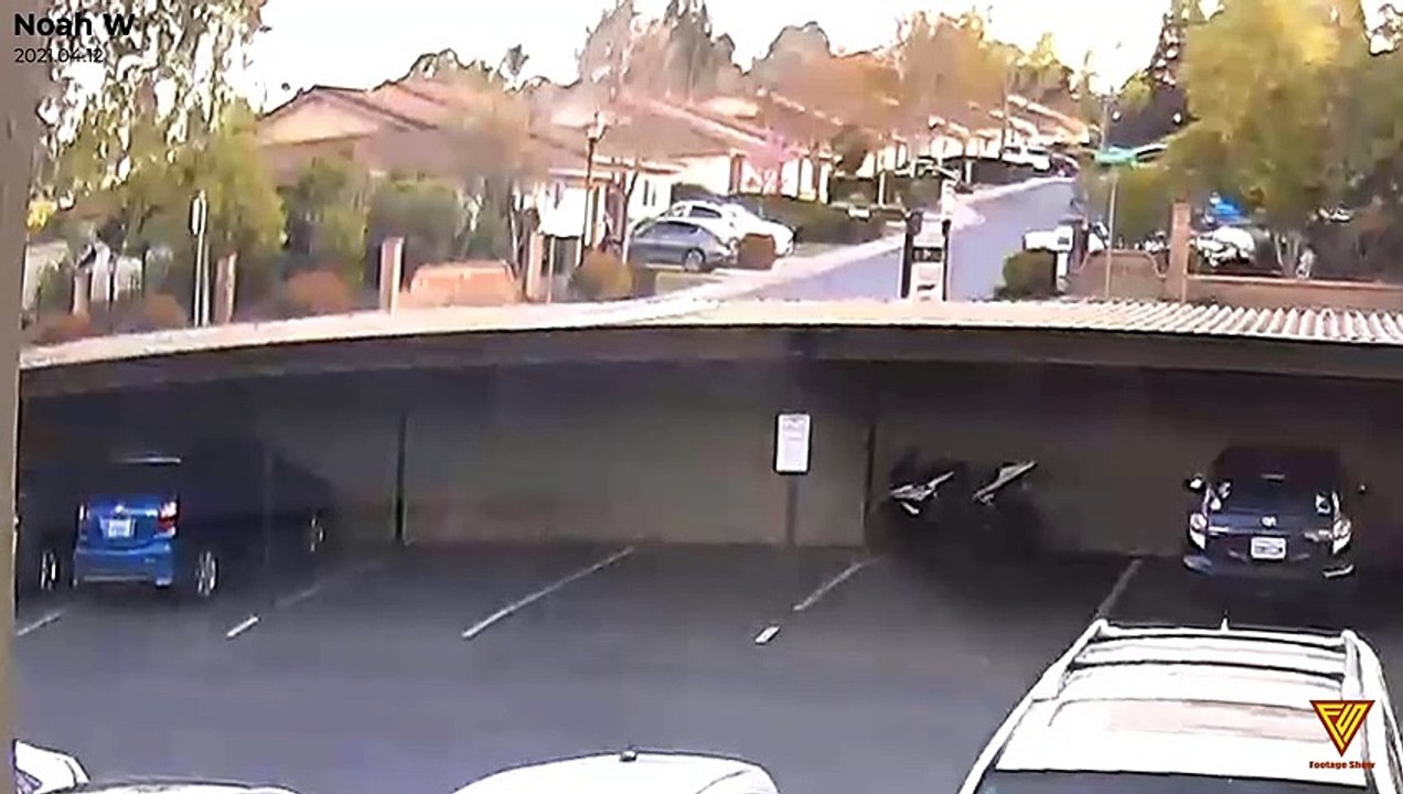 A bus and a car crash in front of the house. 2021.04.12