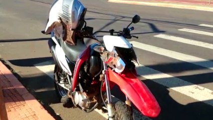 Utilitário e moto se envolvem em colisão na Avenida Brasil