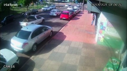 Câmera registra colisão entre utilitário e moto na Rua Jacarezinho