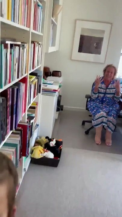 Une rencontre émouvante d'une mamie avec sa petite fille