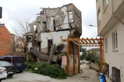 Sinop'ta ahşap ev enkazı tehlike saçıyor