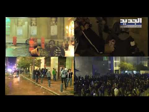 متظاهرون يسعفون أحد الشبّان الذي يعاني صعوبة بالتنفس بسبب القنابل المسيلة للدموع في وسط بيروت