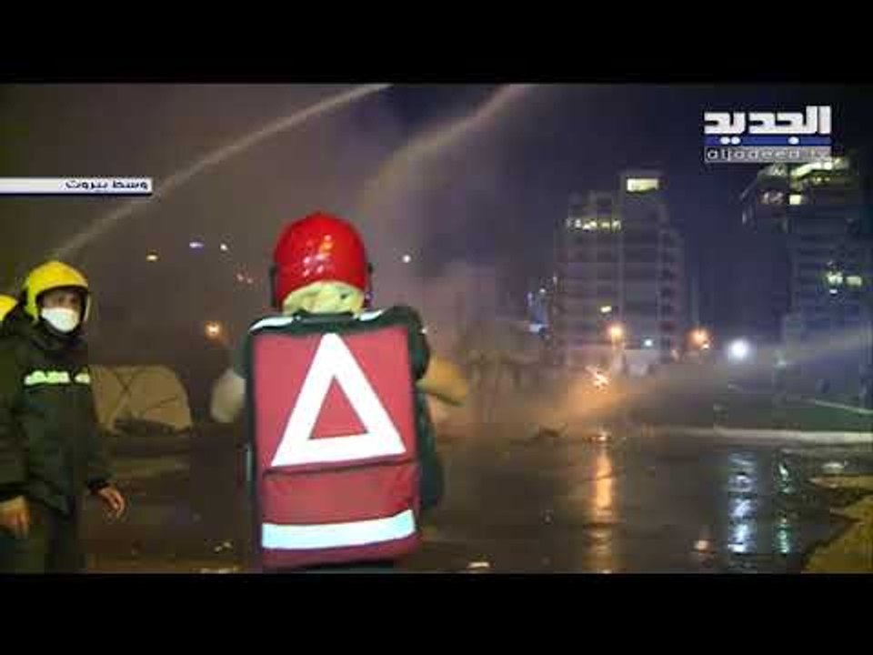 عناصر من حرس مجلس النواب تحرق خيم المتظاهرين وسط بيروت... وأحدهم يطلق النار من مسدّسه