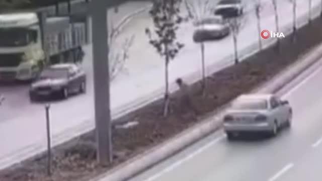 Son dakika haber... Refüjde yürürken canından oldu... Dehşete düşüren kaza saniye saniye kamerada