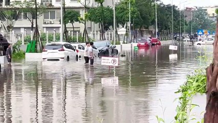 Hàng loạt ô tô -chìm- trong nước sau cơn mưa lớn - Báo Dân trí