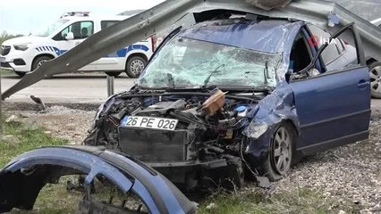 Hurdaya dönen araçtan yaralı kurtuldular