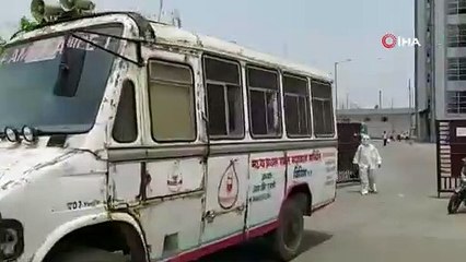 Hindistan'da yürek yakan görüntü: Koronavirüsten ölen kişinin cenazesi ambulanstan böyle düştü