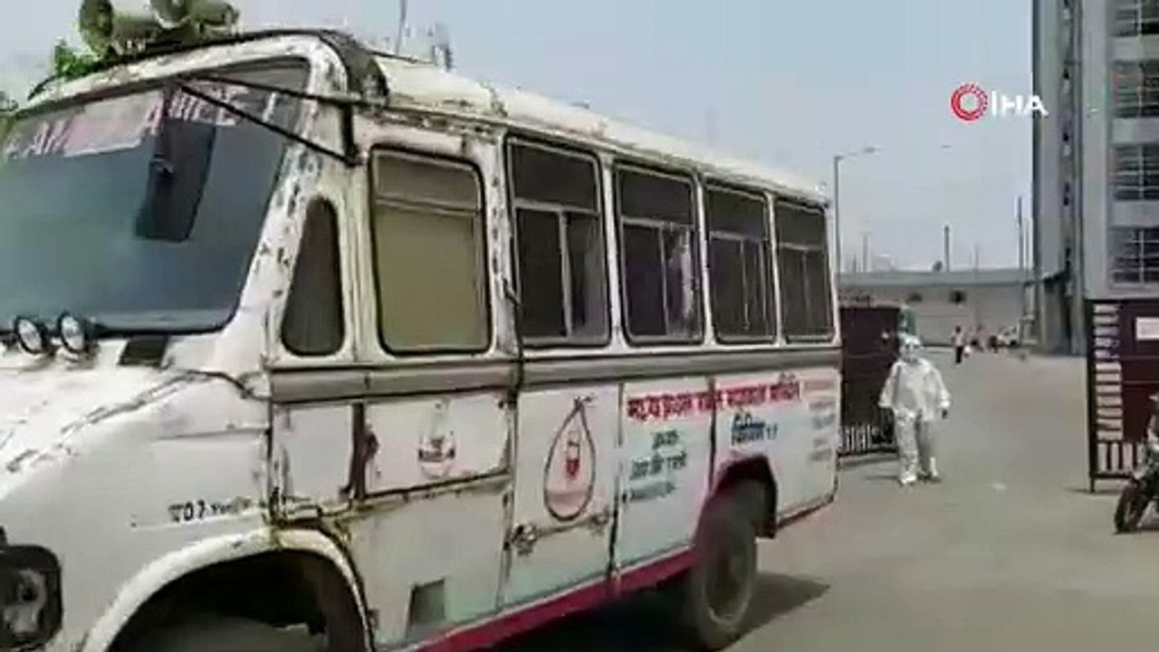 Hindistan'da yürek yakan görüntü: Koronavirüsten ölen kişinin cenazesi ambulanstan böyle düştü