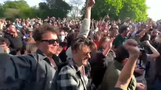 Alrededor de 300 jóvenes desafiaron al gobierno con una fiesta ilegal en un parque parisino