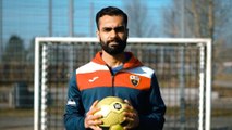 Von der Straße zum Futsal: Akash Mehta hilft Kids auf und neben dem Platz