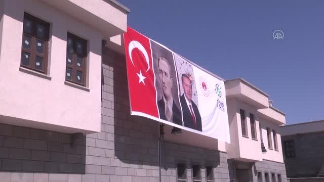 DİYARBAKIR - Tarihi Sur ilçesinde inşası tamamlanan yapıların hak sahiplerine teslimi sürüyor