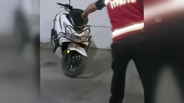 Motosikletin direksiyon kısmına giren engerek yılanı itfaiye ekiplerince çıkarıldı
