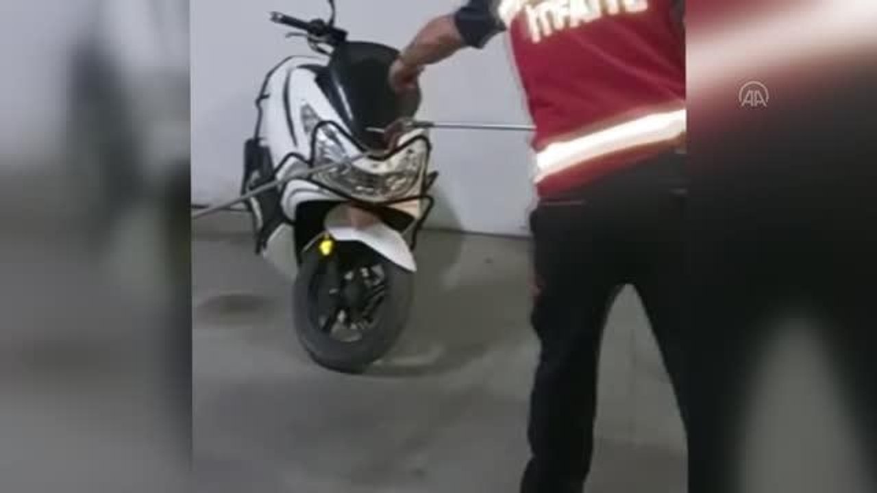 Motosikletin direksiyon kısmına giren engerek yılanı itfaiye ekiplerince çıkarıldı