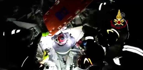 7 aylık bebek enkaz yığınından sağ çıktı!