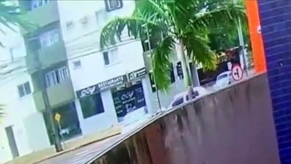 Câmera mostra acidente entre carros na Rua JK, esquina com a Rua Presidente Kennedy