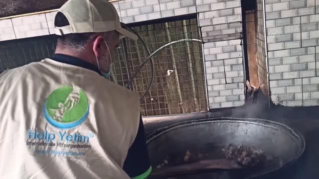 Avrupa'da yaşayan Türk vatandaşları Uganda'da 11 okul ve cami bahçesinde kardeşlik sofraları kuruyor