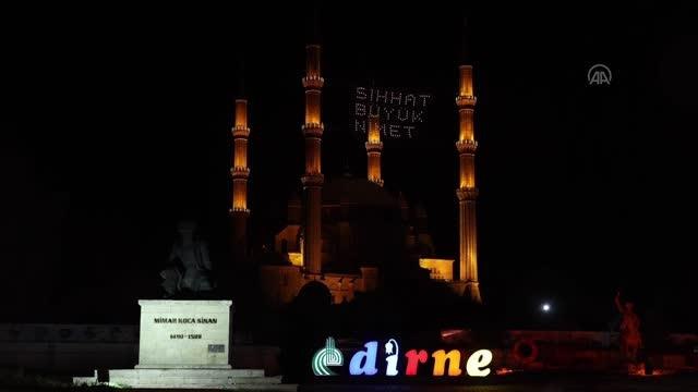 Selimiye Camisi'ne Sıhhat Büyük Nimet yazılı mahya asıldı