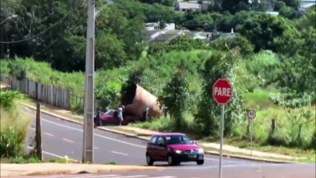 Vídeo mostra homens tentando furtar duto fluvial e momento em que são abordados pela PM; Cinco foram levados à 15ª SDP