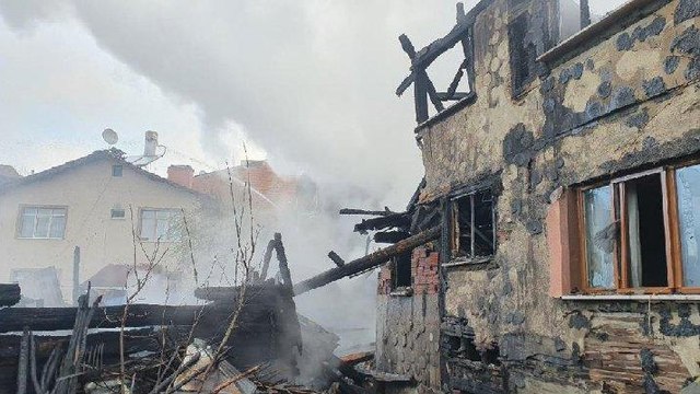 4 evin yandığı yangının boyutu gün ağarınca ortaya çıktı
