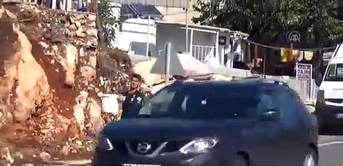Yanan araca taşıma suyla müdahale ettiler