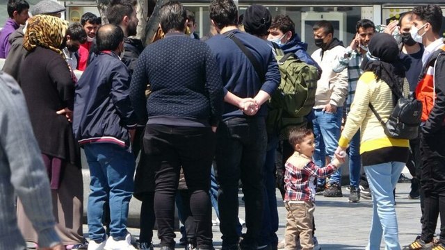 Taksim'de turistler ile satıcılar arasında tekmeli yumruklu kavga