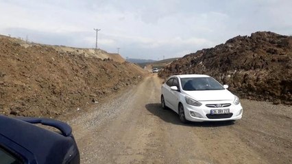 Heyelan nedeniyle kapanan yol sürücülere zor anlar yaşatıyor