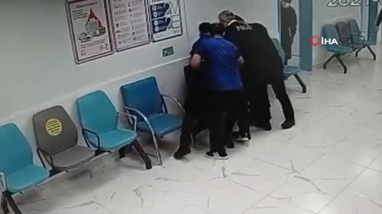 Son dakika haber | Sokakta darp edilen şahsın hastanede polise tokat attığı anlar kamerada