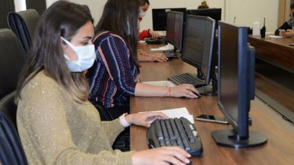 Aşı olmak istemeyenleri telefonda ikna ediyorlar