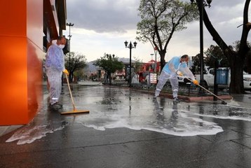 Vaka sayısının en fazla artış gösterdiği illerden Erzincan'da cadde ve sokaklar dezenfekte edildi