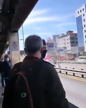 Mecidiyeköy metrobüs durağında skandal! Edep, edep, çıplak gezmeyin” tacizi!