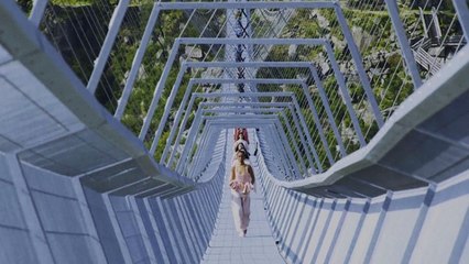 Desainer Portugal Pamerkan Koleksi Terbarunya di Atas Jembatan Gantung