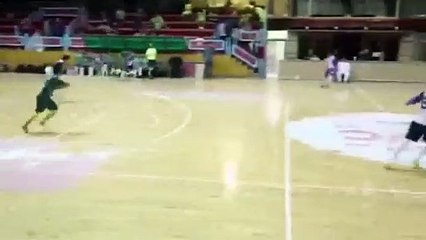 Sevincini abartan oyuncu, taraftarı yere düşürdü