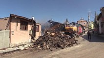 Son dakika haberleri... KASTAMONU - Odunlukta çıkan ve 4 eve sıçrayan yangın kontrol altına alındı (2)