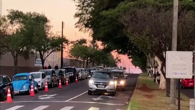 Vacinação da primeira dose para idosos de 61 anos segue no Centro de Convenções; movimento é grande