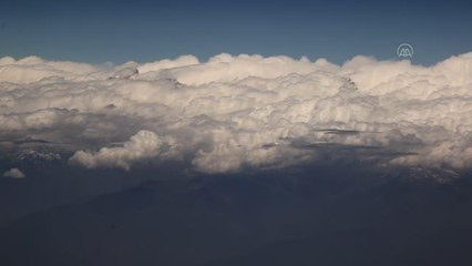 Himalaya Dağları'nın zirvesi bulutları deliyor