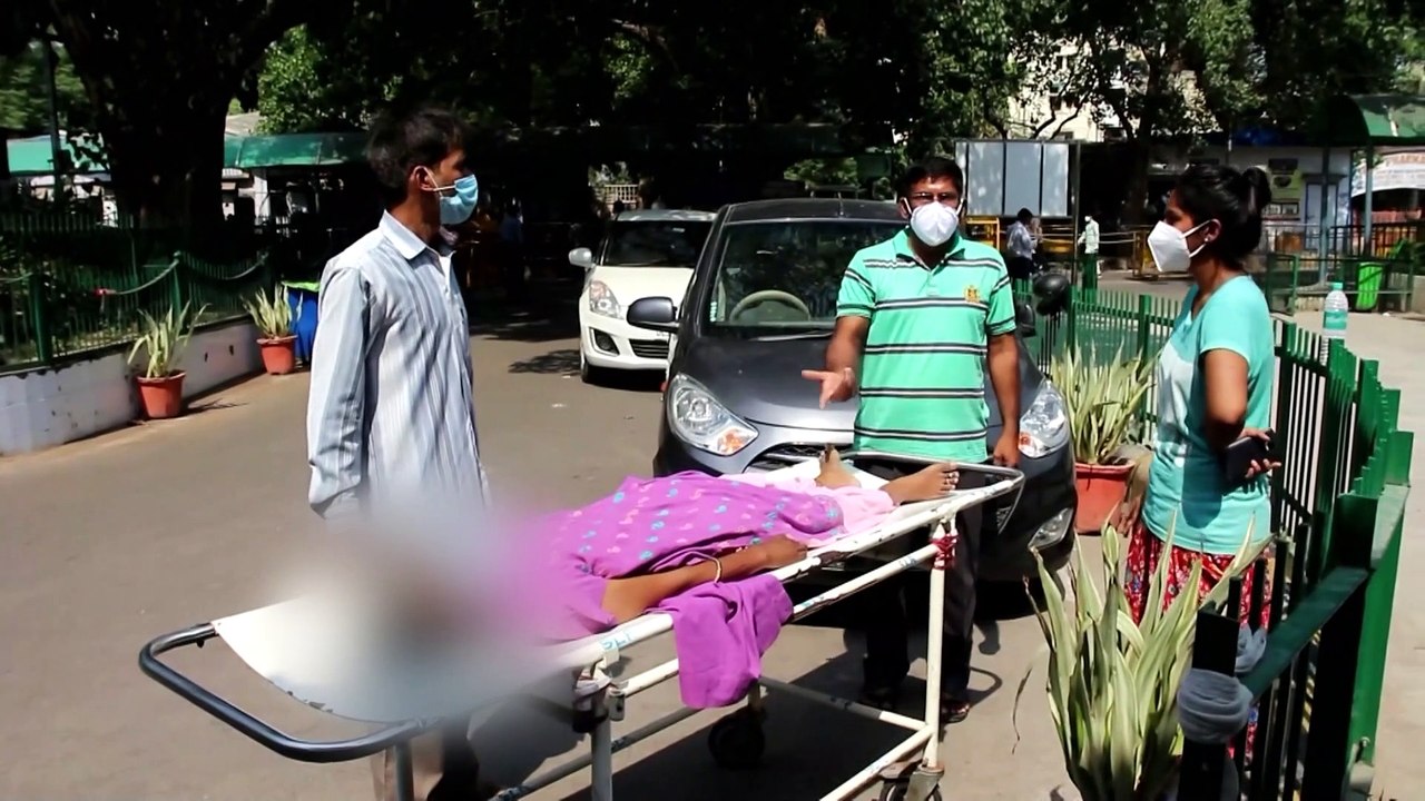 Corona-Albtraum Indien: Sterben auf dem Klinik-Parkplatz